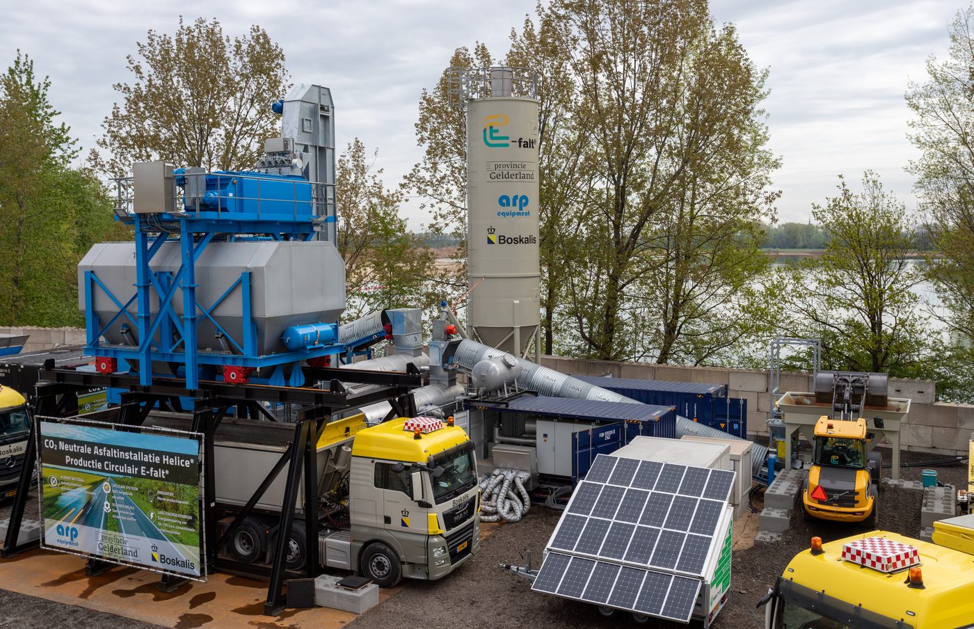 E-falt pilotinstallatie met zonnepanelen en vrachtwagens